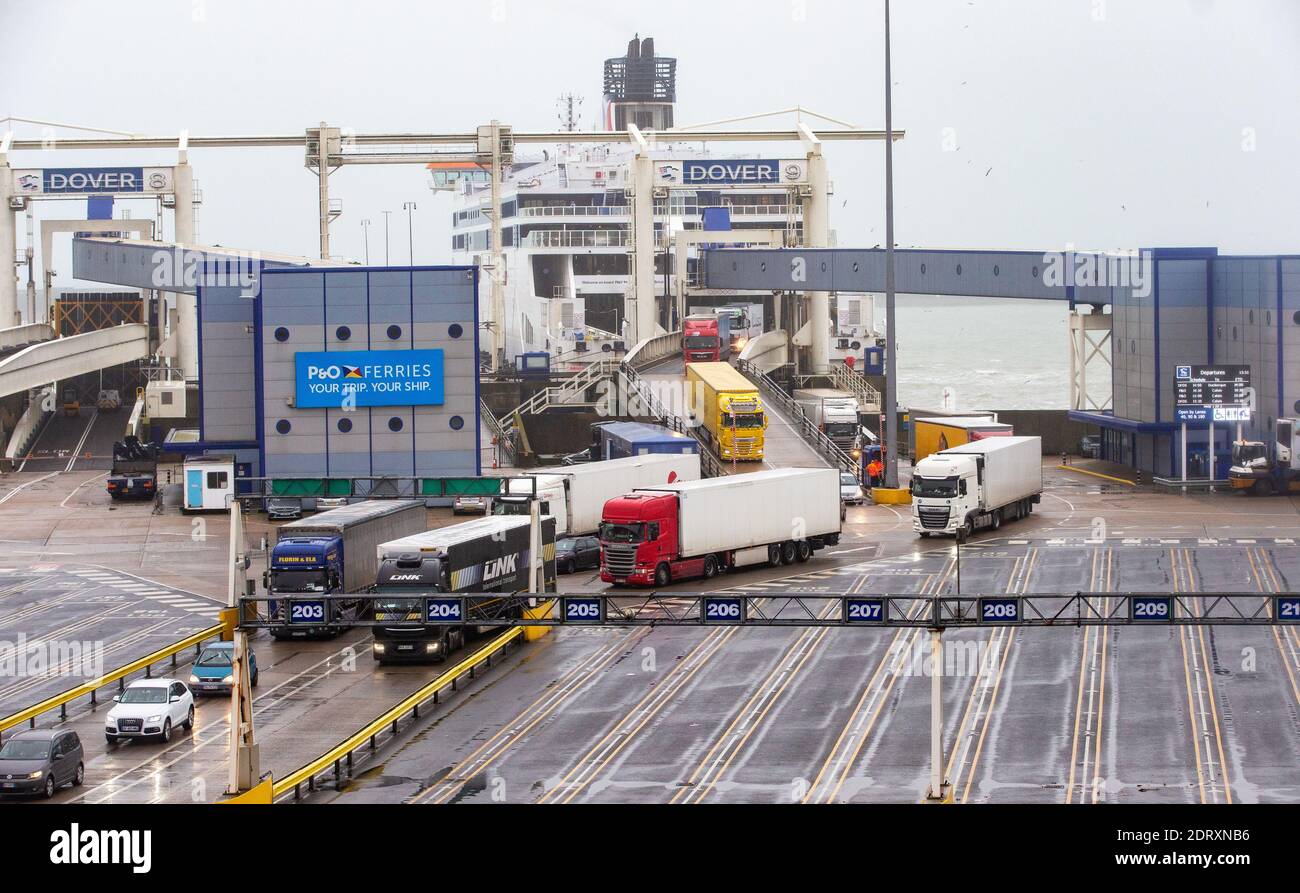 Dover, Regno Unito. 21 Dic 2020. Autocarri che sbarcano da un traghetto dalla Spagna. Un porto vuoto di dover in un momento che normalmente sarebbe molto occupato appena prima di Natale. Non è consentito lasciare camion o auto da dover. Il porto di dover è chiuso per il trasporto merci a seguito della chiusura della frontiera francese. Ci sono timori circa il trasporto del nuovo ceppo di Covid attraverso il canale. Credit: Mark Thomas/Alamy Live News Foto Stock