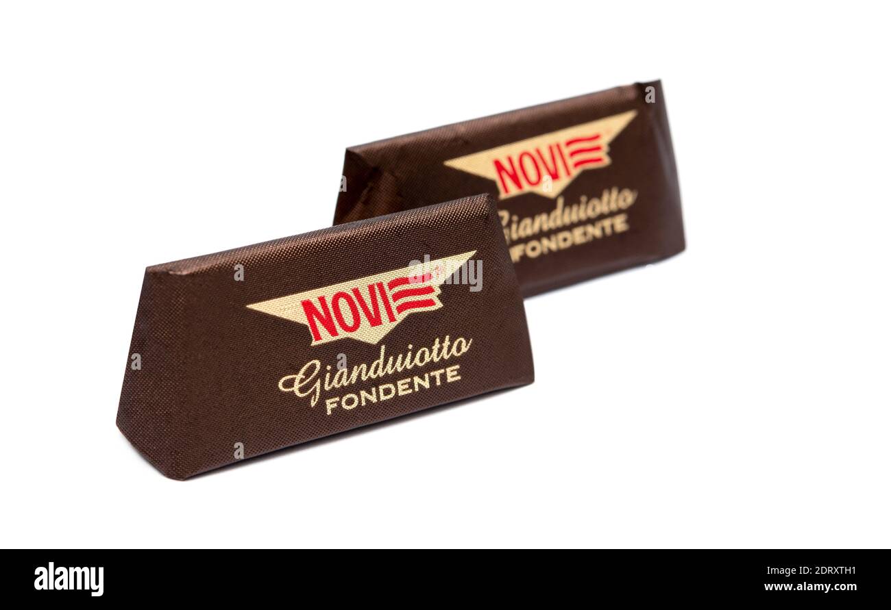 Italia - 18 dicembre 2020: Gianduiotti cioccolato fondente dal famoso  marchio NOVI su sfondo bianco Foto stock - Alamy