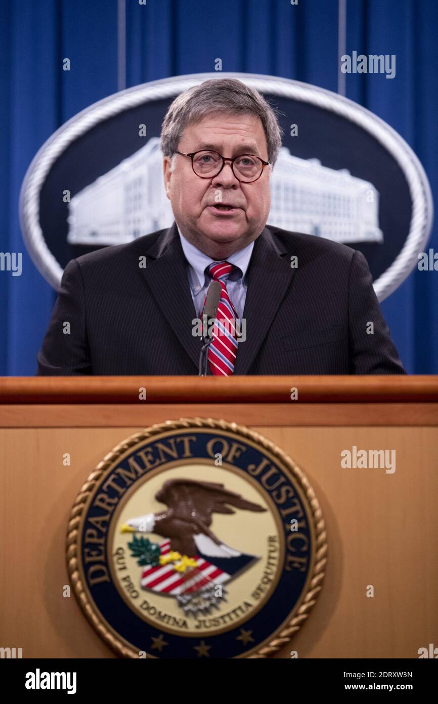 Washington, Stati Uniti. 21 Dic 2020. IL procuratore GENERALE AMERICANO William Barr partecipa a una conferenza stampa per fornire un aggiornamento sulle indagini relative al bombardamento terroristico del volo Pan Am 103 nel 32° anniversario dell'attacco, presso il Dipartimento di Giustizia degli Stati Uniti a Washington, DC, il 21 dicembre 2020. Il bombardamento terroristico del volo Pan Am 103 si è verificato il 21 dicembre 1988, uccidendo tutte le 259 persone sull'aereo e undici sul terreno. Foto in piscina di Michael Reynolds/UPI Credit: UPI/Alamy Live News Foto Stock