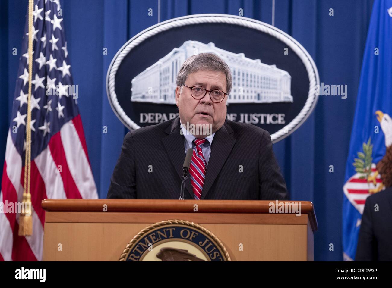 Washington, Stati Uniti. 21 Dic 2020. IL procuratore GENERALE AMERICANO William Barr partecipa a una conferenza stampa per fornire un aggiornamento sulle indagini relative al bombardamento terroristico del volo Pan Am 103 nel 32° anniversario dell'attacco, presso il Dipartimento di Giustizia degli Stati Uniti a Washington, DC, il 21 dicembre 2020. Il bombardamento del volo Pan Am 103 avvenne il 21 dicembre 1988, uccidendo tutte le 259 persone sull'aereo e undici sul terreno. Foto in piscina di Michael Reynolds/UPI Credit: UPI/Alamy Live News Foto Stock