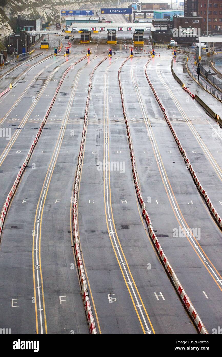 Dover, Regno Unito. 21 Dic 2020. Corsie completamente vuote al punto di check-in. Un porto vuoto di dover in un momento che normalmente sarebbe molto occupato appena prima di Natale. Non è consentito lasciare camion o auto da dover. Il porto di dover è chiuso per il trasporto merci a seguito della chiusura della frontiera francese. Ci sono timori circa il trasporto del nuovo ceppo di Covid attraverso il canale. Credit: Mark Thomas/Alamy Live News Foto Stock