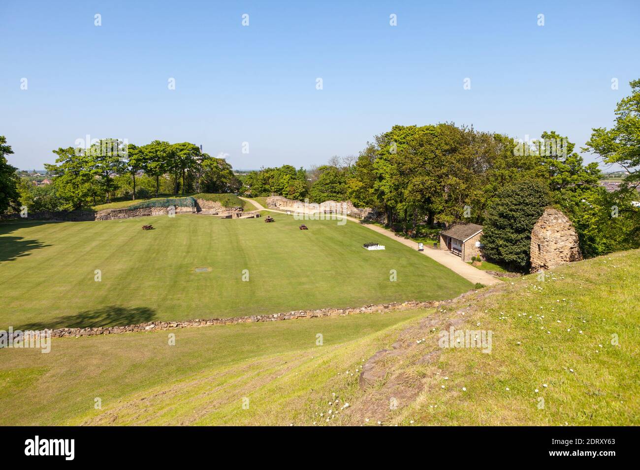 Vista estiva del bailey interno del Pontefract in rovina castello prendere dal torrione Foto Stock