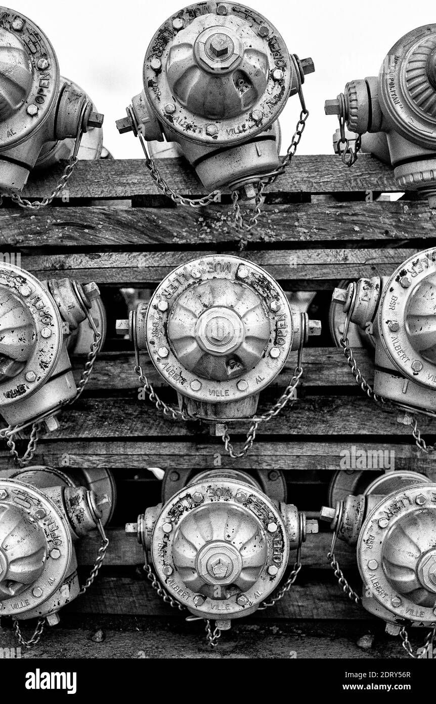 Idranti antincendio impilati nel cantiere di manutenzione di Tacoma Public Utilities, Tacoma, WA. Foto Stock