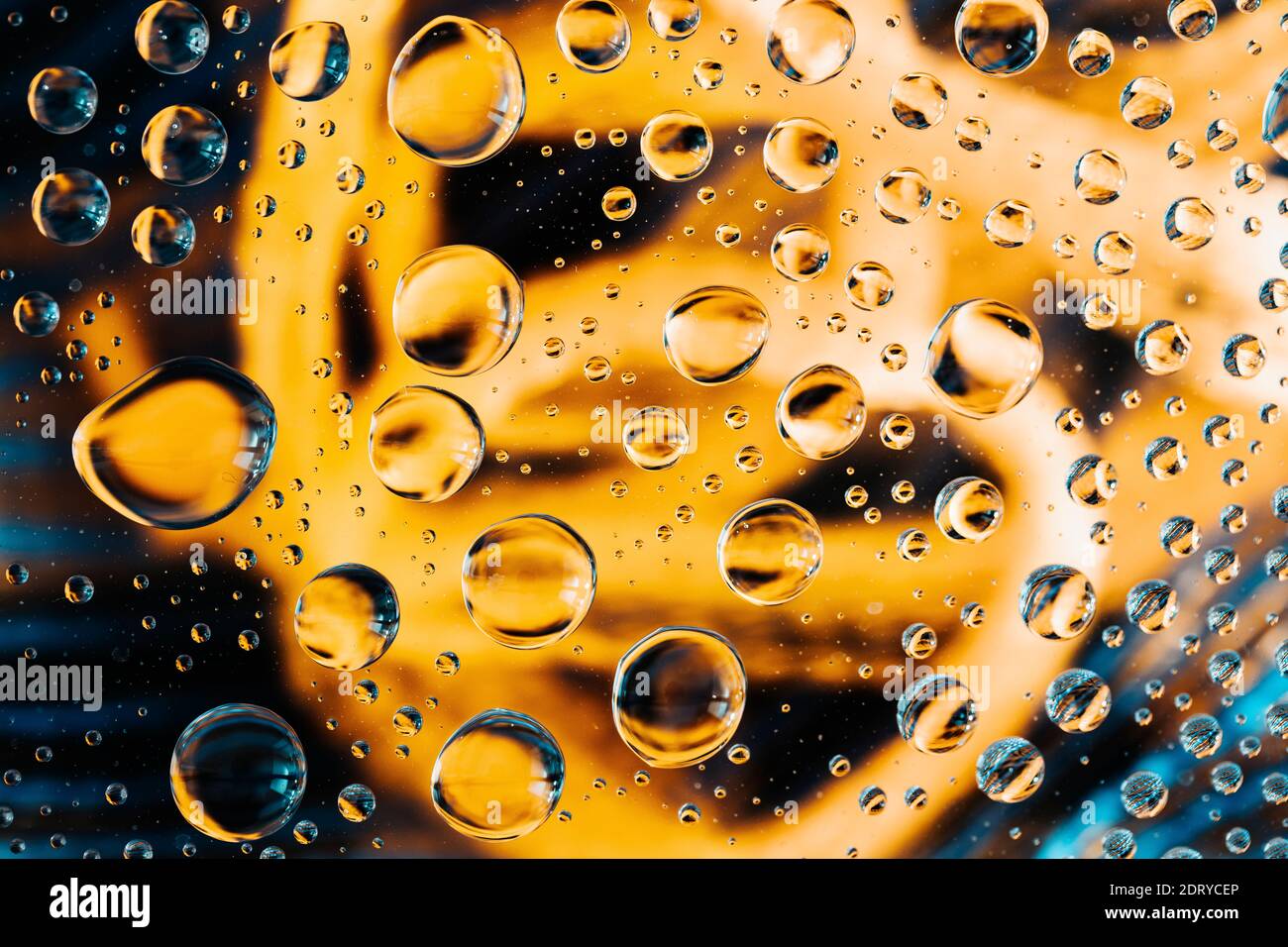 astratto fuoco selettivo sfondo colorato con gocce d'acqua bolle riflessi multipli. Foto Stock