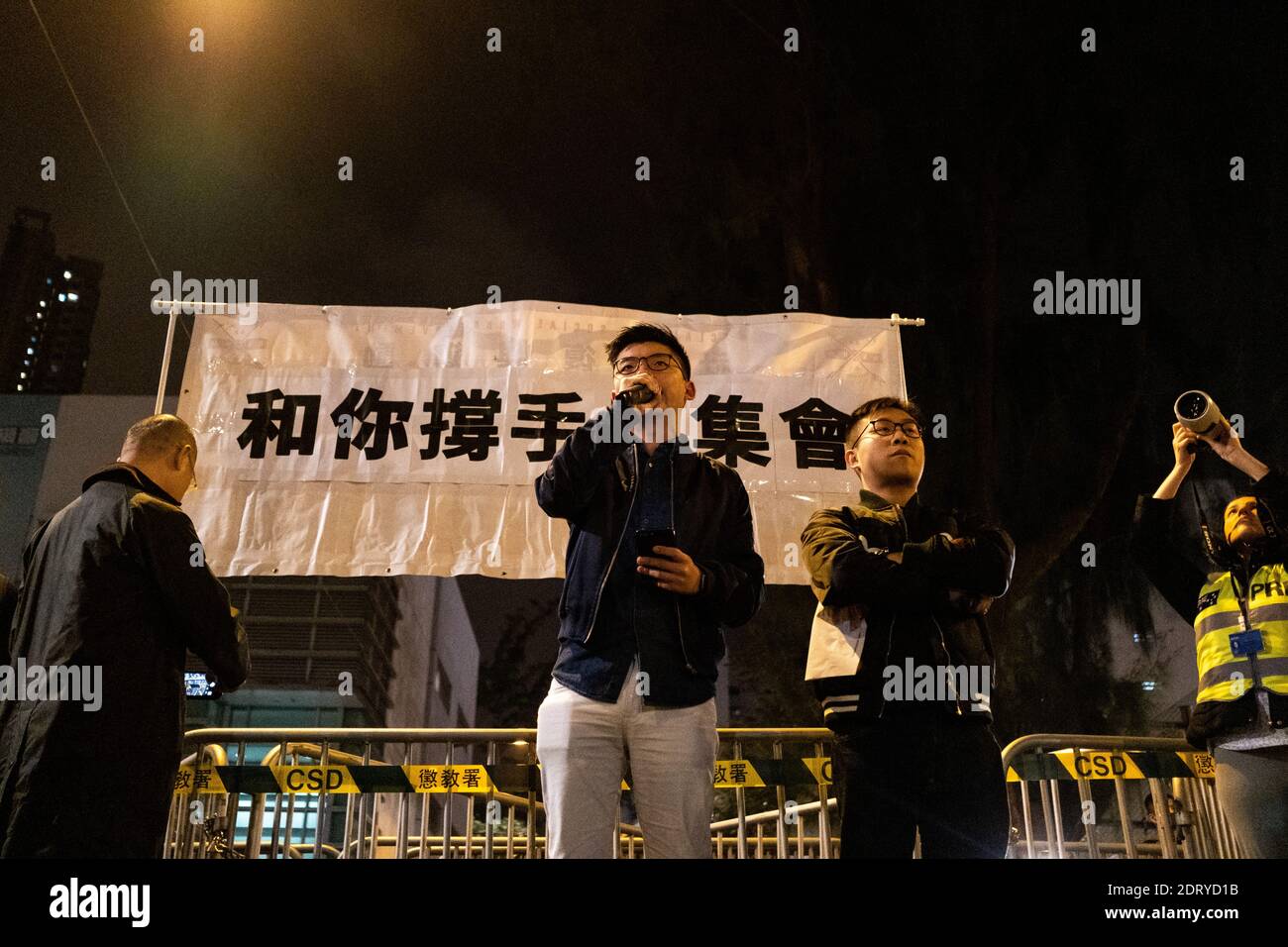 HONG KONG -JOSHUA WONG Joshua Wong, leader di Hong Kong de l'Opportunity democratique à la Republique Populaire de Chine devant le centre de détention Foto Stock