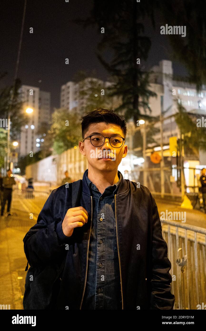 HONG KONG -JOSHUA WONG Joshua Wong, leader di Hong Kong de l'Opportunity democratique à la Republique Populaire de Chine devant le centre de détention Foto Stock