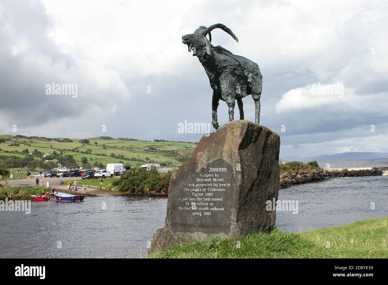 Una statua di Johann il capra a Cushendun, è stato l'ultimo animale dell'Irlanda del Nord a morire nell'epidemia di 2001 piedi e bocca Foto Stock