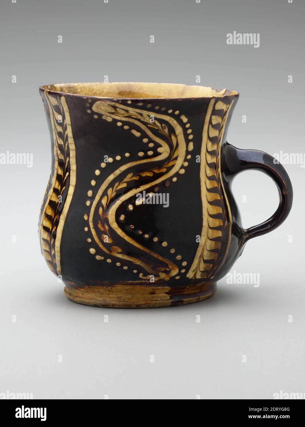 Tazza, ca. 1700, Yellowware con smalto marrone, 3 3/4 poll. (9.5 cm), Made in England, British, 18th Century, Containers - Ceramica Foto Stock