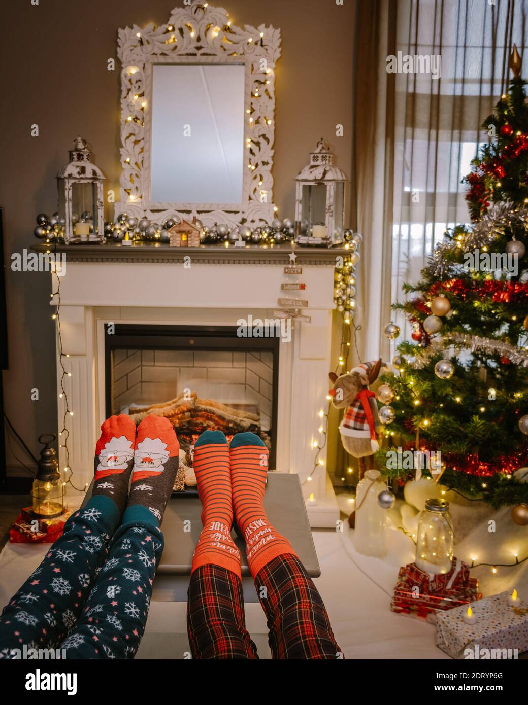 Albero di Natale e camino, calze di Natale e tazze di cioccolato caldo da  camino durante le vacanze di Natale Foto stock - Alamy