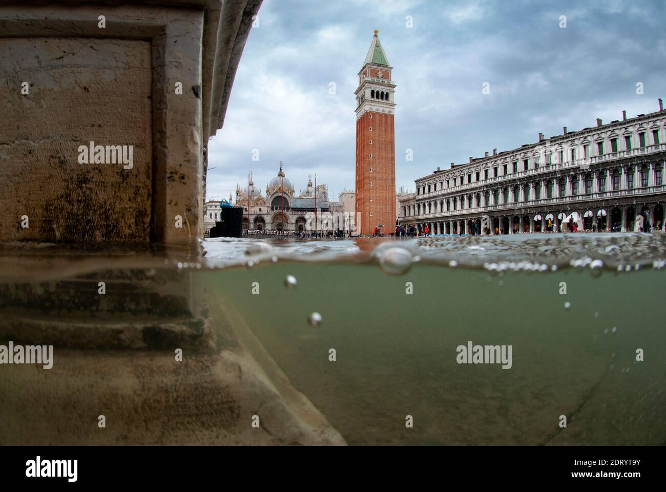 Mezzo subacqueo sopra la foto di Piazza San Marco allagata dall'alta marea.  Venezia, Italia Foto stock - Alamy
