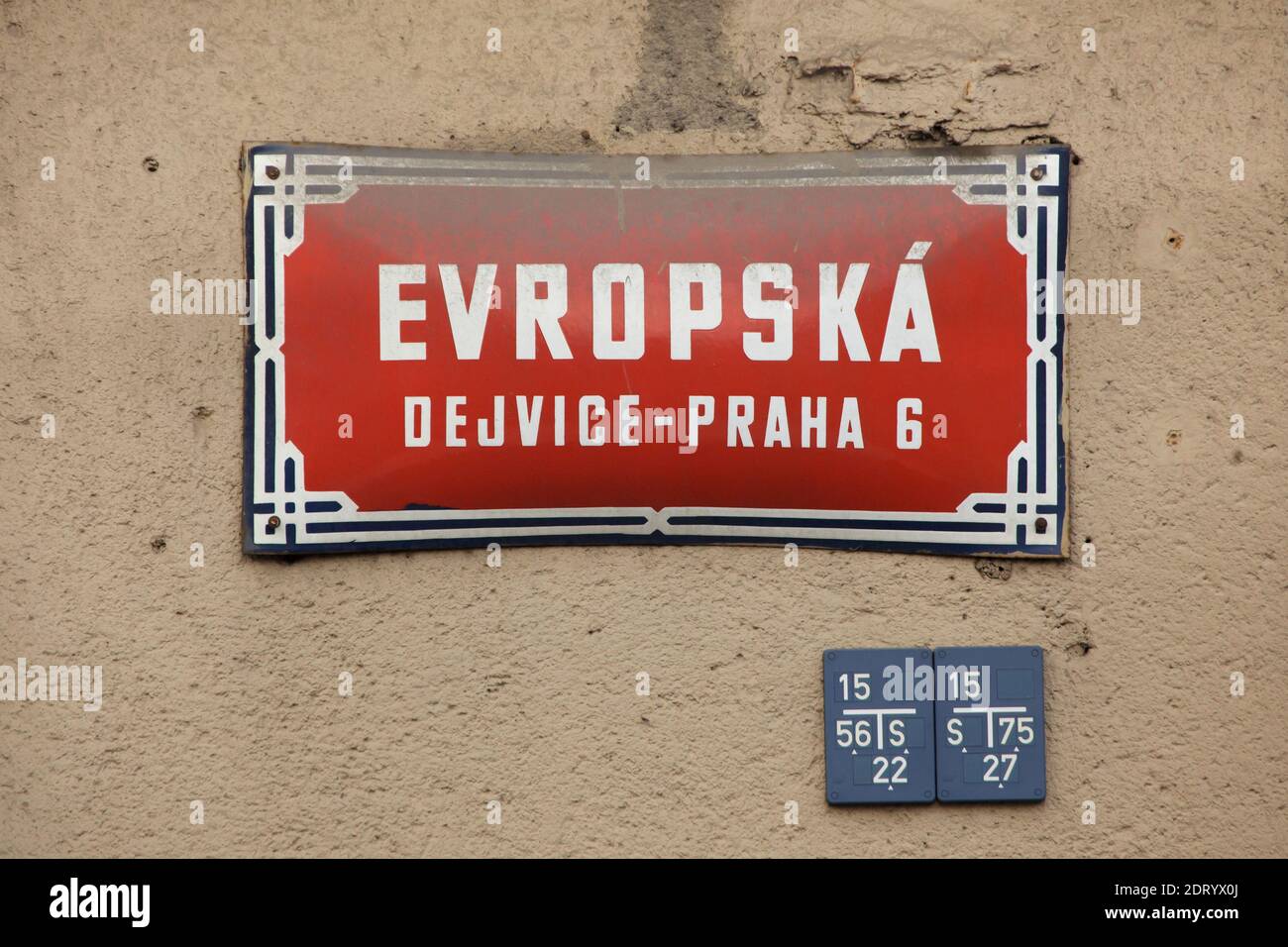 Via Evropská (via europea). Tradizionale cartello rosso nel quartiere di Dejvice a Praga, Repubblica Ceca. Foto Stock