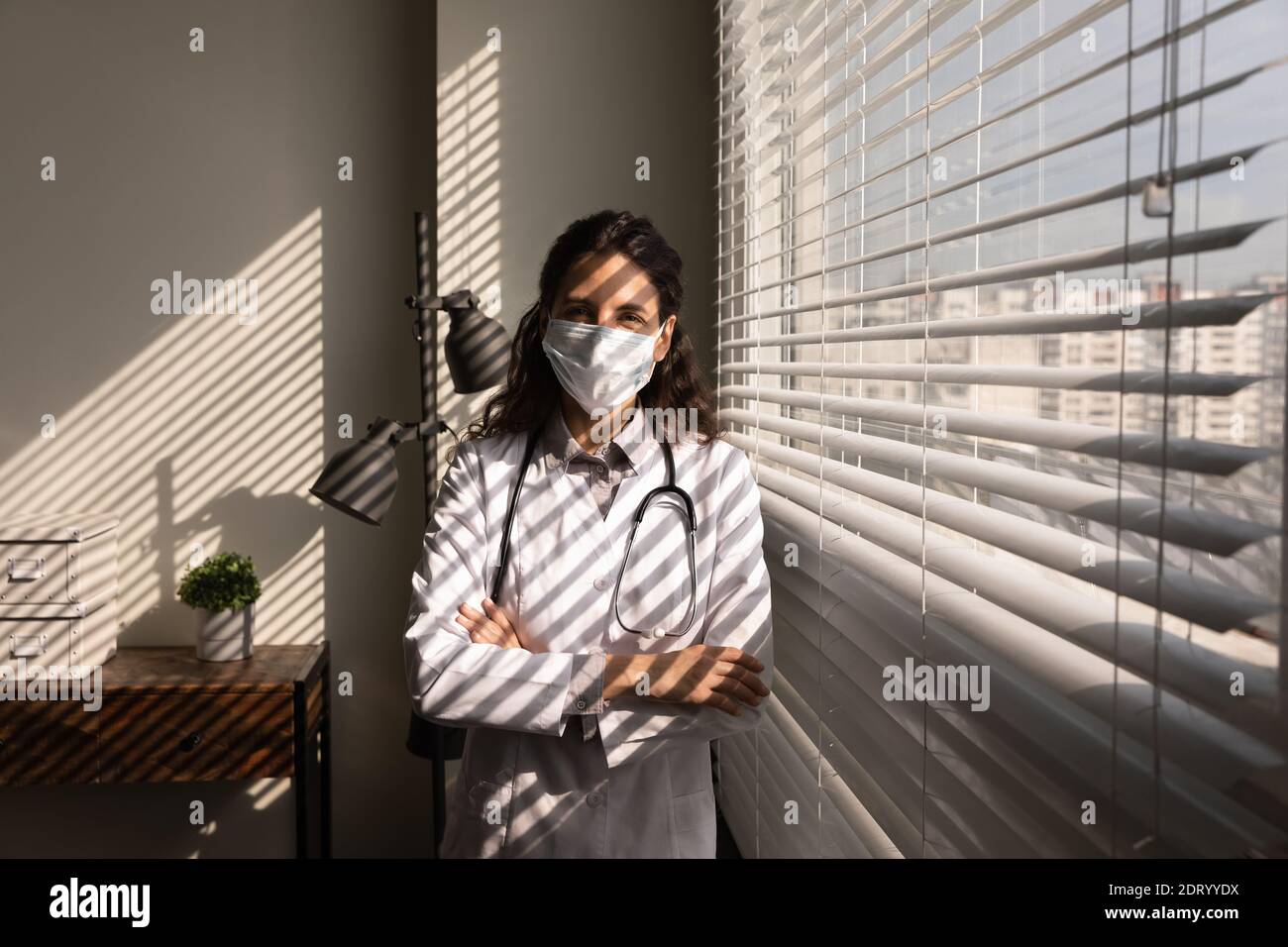 Ritratto di dottore in maschera medica facciale Foto Stock