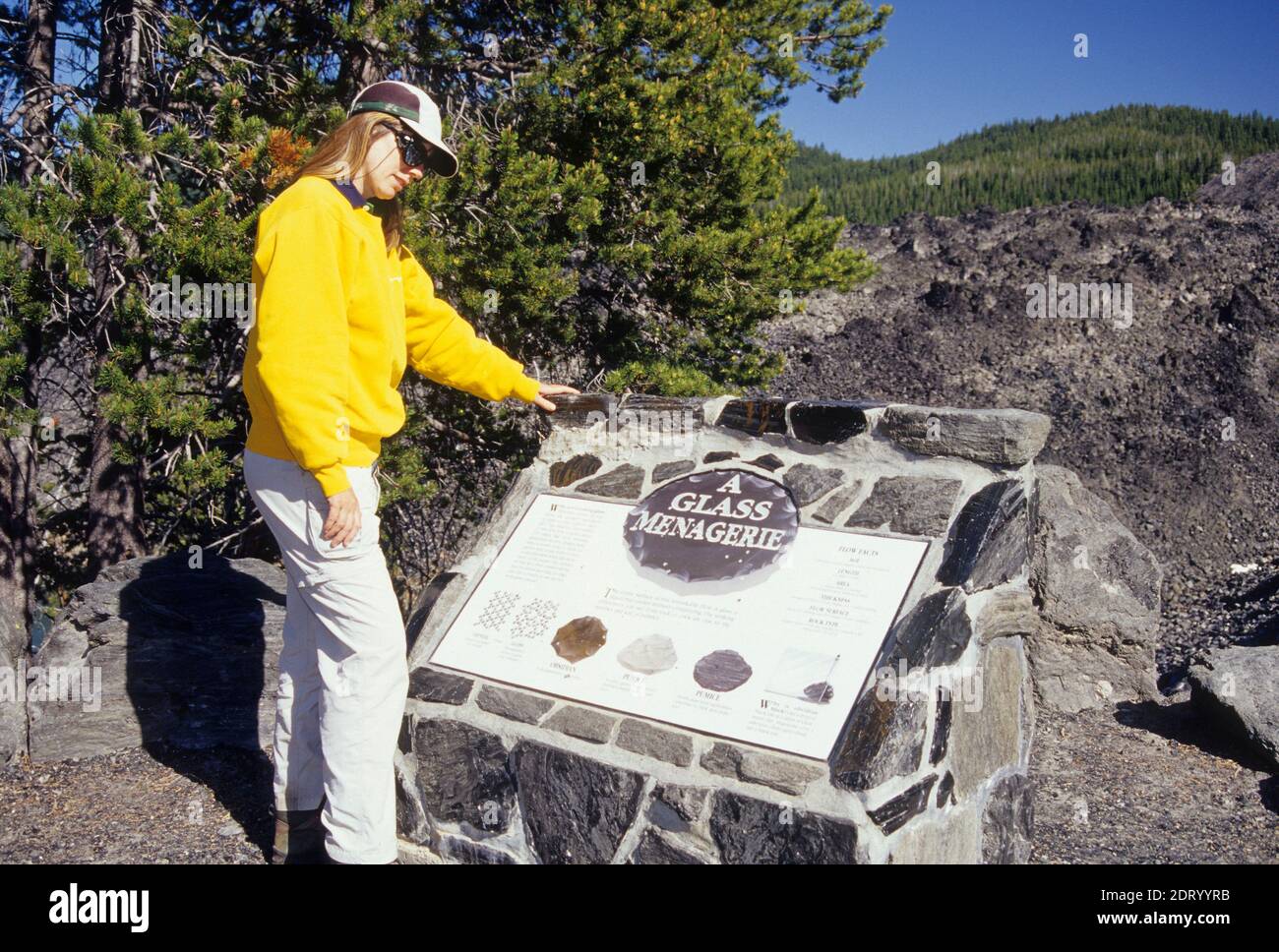 Insegna interpretativa su Obsidian Flow Trail, Newberry National Volcanic Monument, Oregon Foto Stock