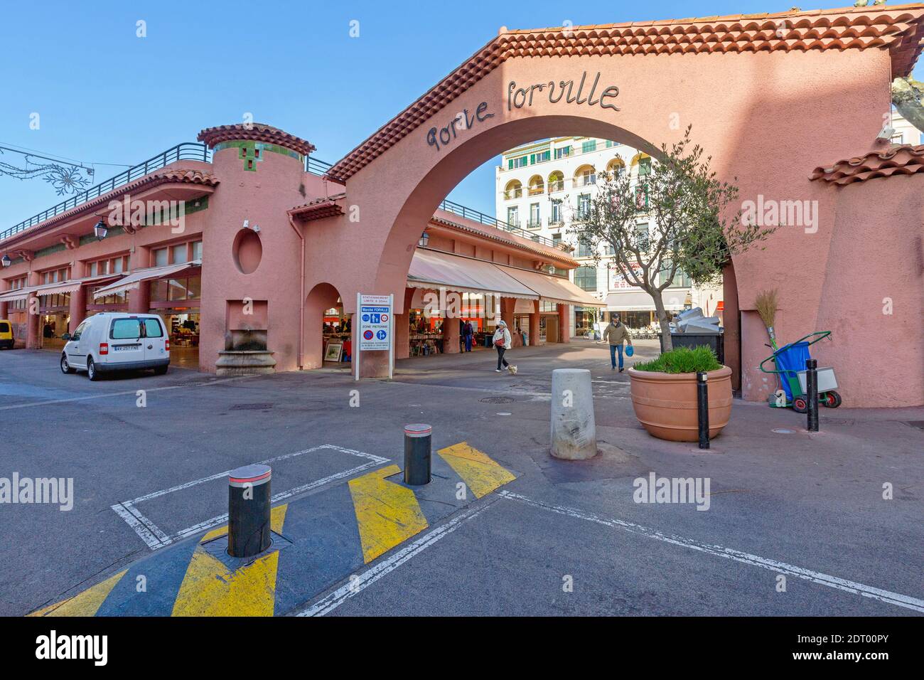 Cannes, Francia - 1 febbraio 2016: Arch Gate al Forville Farmers Market di Cannes, Francia. Foto Stock