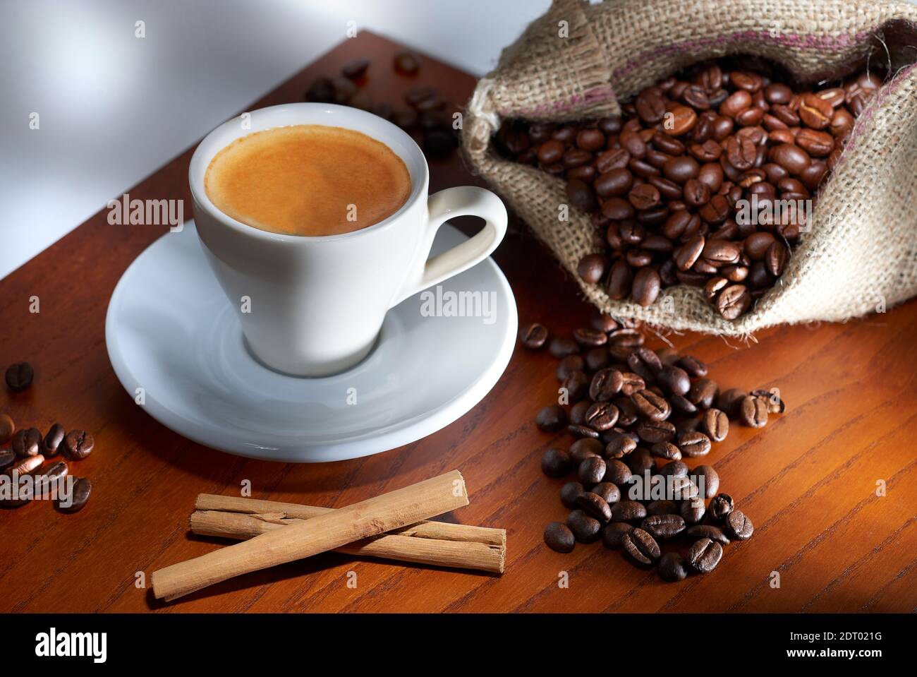 Tazza di caffè in grani e cannella Foto Stock