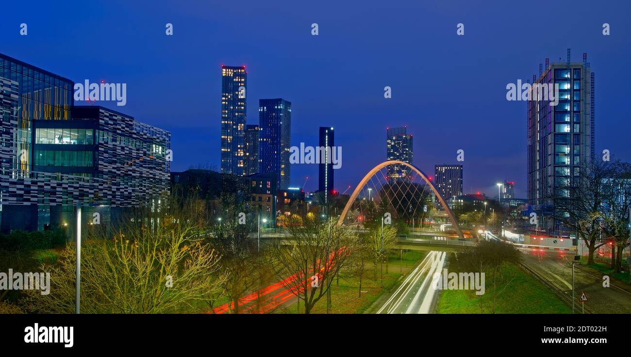 Moderno skyline di Manchester del 2021 da sud con Hulme Arch e parte della Manchester Metropolitan University sulla sinistra. Foto Stock