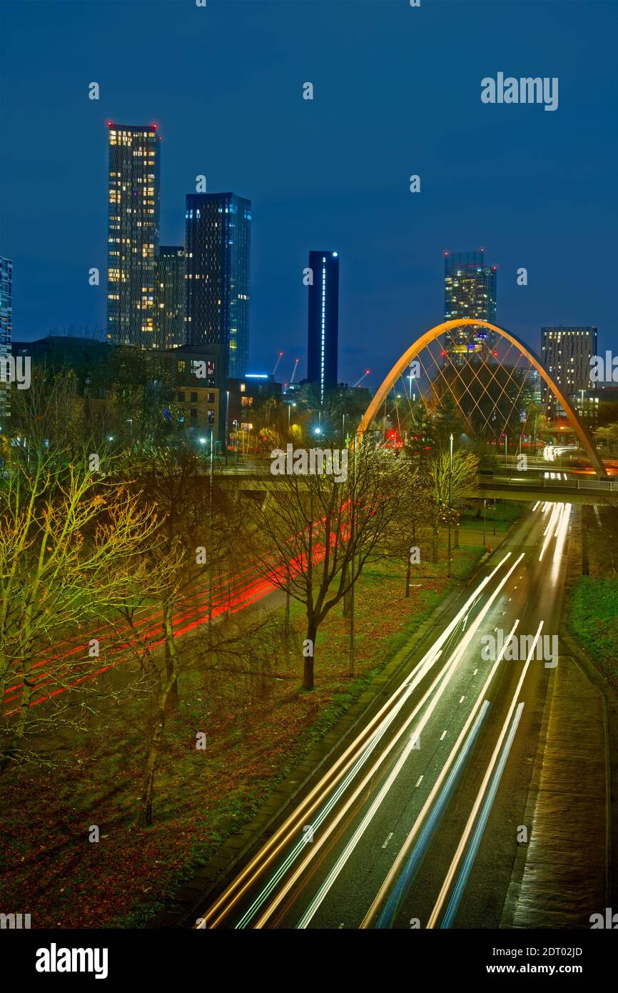 Moderno skyline di Manchester 2021 da sud con Hulme Arch e Princess Road da sud e dall'aeroporto di Manchester. Foto Stock