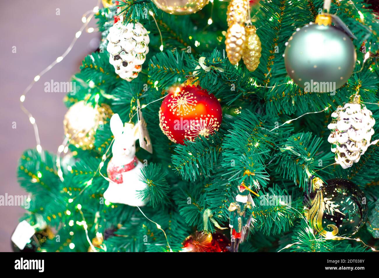 Giocattoli di Natale su un albero di Natale verde. Preparazione per la festa di Capodanno. Foto Stock