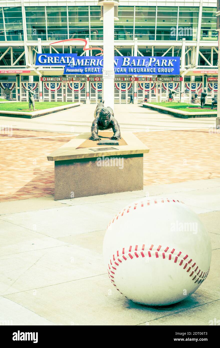 Cincinnati, Ohio, 29 agosto 2020: Statua di Pete Rose di fronte allo stadio Great American Ball Park, sede della squadra di baseball dei Cincinnati Reds Foto Stock