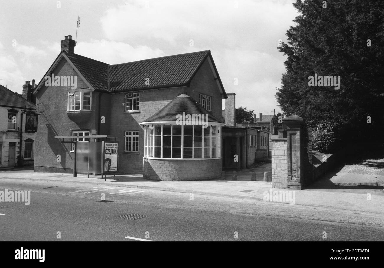 The Duke of York pub a Kingston, Yeovil. Foto forse scattata più tardi del 1973 come non sui negativi originali 6x6cm ma su 35mm. Il pub principale mostrato in questa foto, sulla strada principale, è stato ricostruito nel 1905 ma c'è un'elevazione posteriore più tardi, più box-simile e mostrato in altre foto. Un cartello Bass gallows si trova sul marciapiede verso la strada principale. La pubblicità di riparo dell'autobus mostra Frankie Howard vantando che le obbligazioni di premio hanno un premio massimo di £75,000 il pub più successivamente è diventato 'Buddys' e più successivamente ancora il randello conservativo una volta che si sono spostati da Street.Duke del principe di York in Yeovil in 1973 0085b Foto Stock