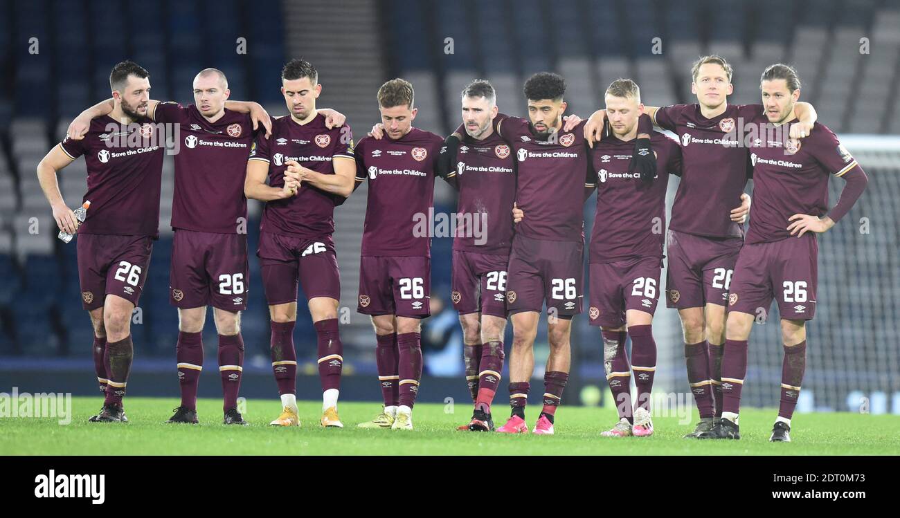 Hampden Park , Glasgow Scozia Regno Unito. 20 dicembre 20 finale della William Hill Scottish Cup 2020 Celtic vs Hearts Pic mostra ai cuori che aspettano il Capitano Steven Naismith di prendere la prima penalità nel tiro fuori dopo il sorteggio 3-3. AET 4-3 vince per Celtic. Craig Halkett, Craig Wighton, Olly Lee, Elliot Fear, Michael Smith, Josh Ginnelly, Stephen Kingsley, Christophe Berra e Peter Haring. Foto Stock
