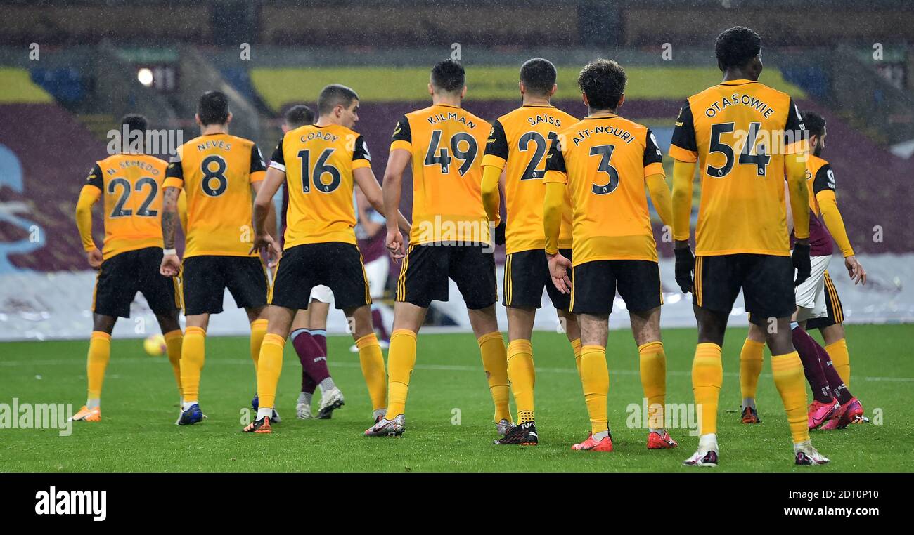 I giocatori di Wolverhampton Wanderers si allineano per difendere un calcio  libero durante la partita della Premier League a Turf Moor, Burnley Foto  stock - Alamy