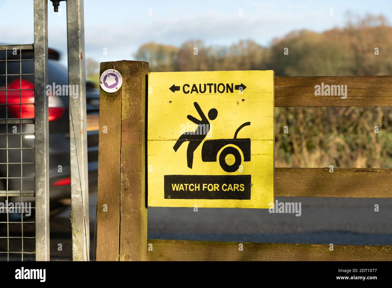 Orologio dipinto a mano attenzione per le auto segno sulla West Highland Way e John Muir Way ciclo sulla A81 Road, Dumgoyne, Stirlingshire, Scozia Foto Stock