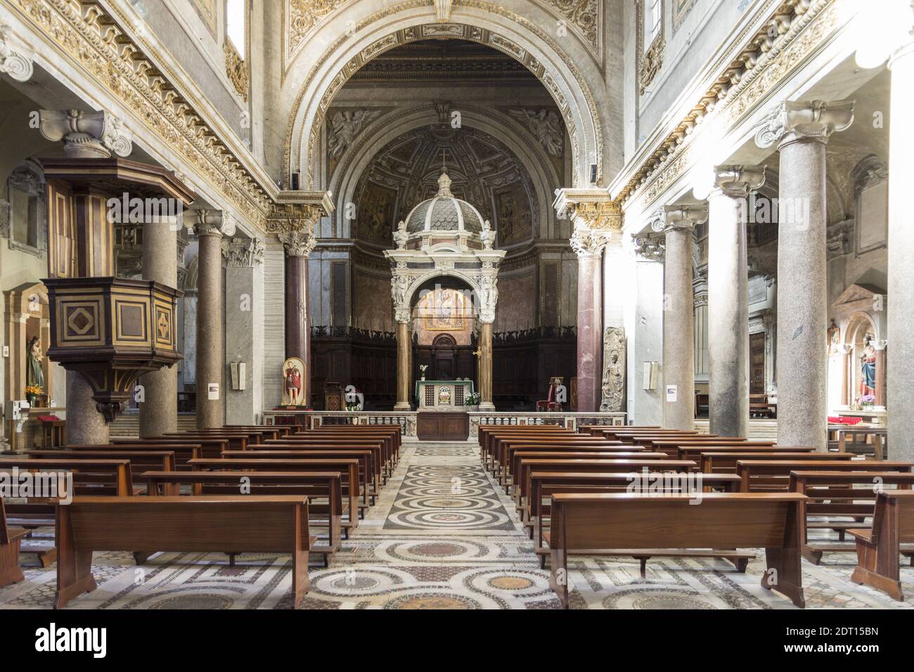 La decorazione mozzafiato e gli splendidi interni di una vecchia chiesa Foto Stock