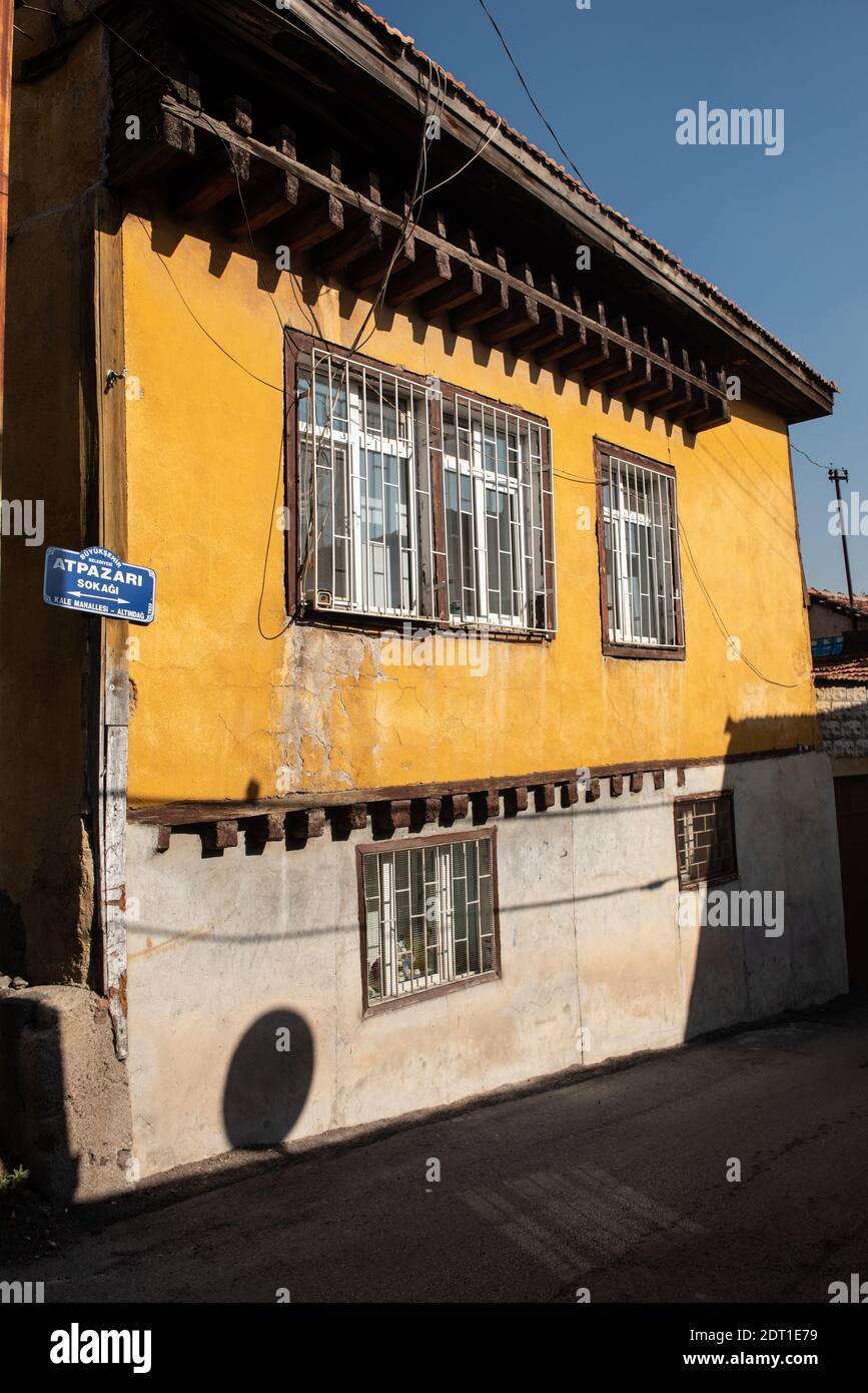 Ankara, Turchia. 17 Novembre 2020 una vecchia casa dipinta di giallo nelle tranquille strade del Castello di Ankara, Turchia Foto Stock