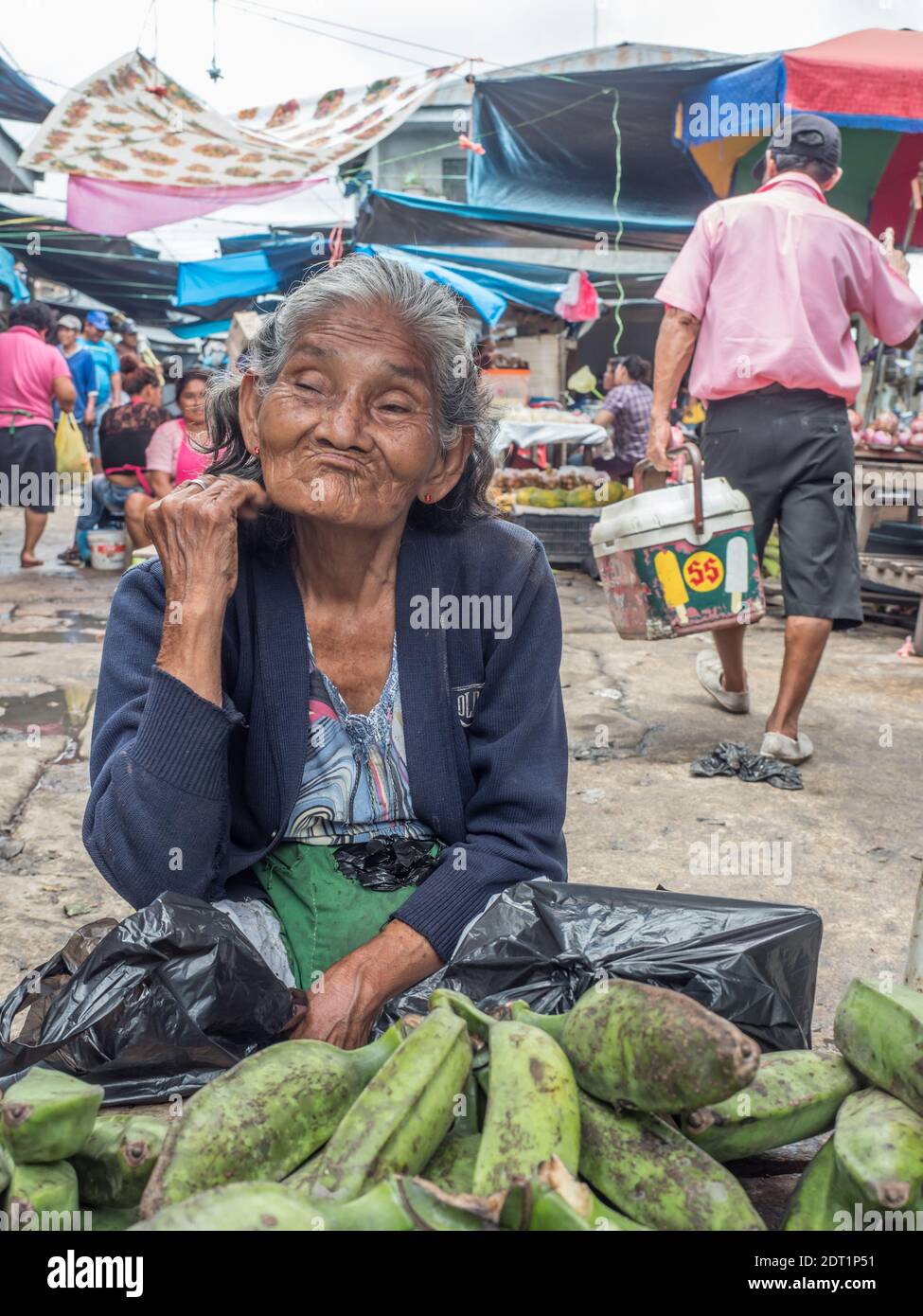 Iquitos, Perù- Mar 27, 2018: Ritratto di una donna con una pelle rossa la vendita delle banane sul mercato Belen, giungla amazzonica. Sud America. Amazonia. Foto Stock