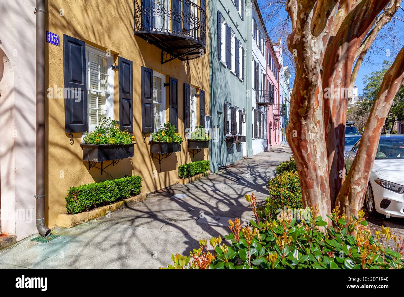 Rainbow Row al mattino, il nome di una serie di tredici colorate case storiche a Charleston, Carolina del Sud. Foto Stock