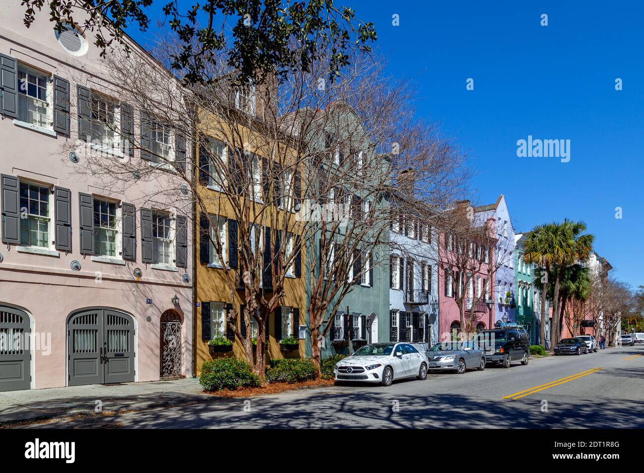 Rainbow Row al mattino, il nome di una serie di tredici colorate case storiche a Charleston, Carolina del Sud. Foto Stock