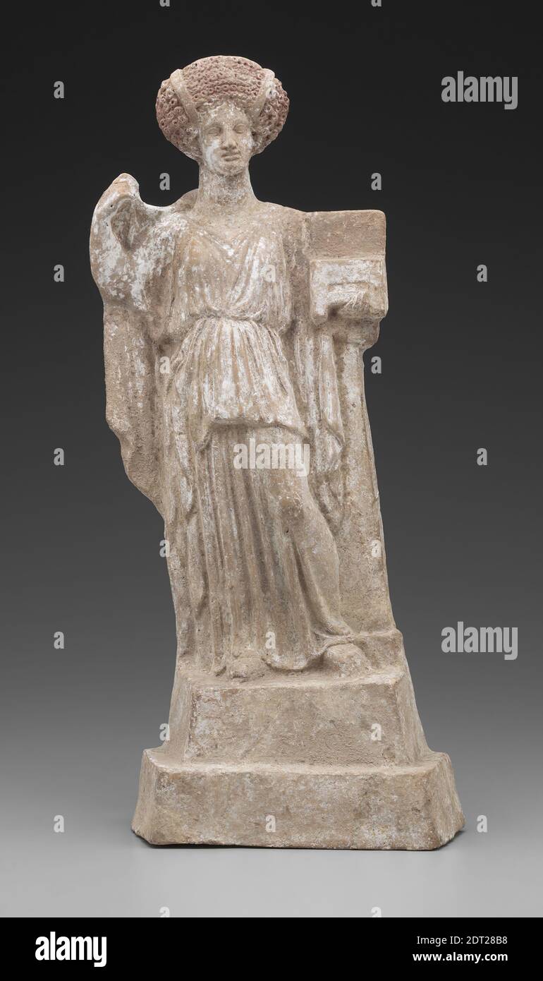 Figura in terracotta di una femmina in piedi con scrigno, tardo V-inizio IV secolo a.C., terracotta, con tracce di vernice aggiunta, 46.7 cm (18 3/8 pollici), in vista, greca, tardo classica, scultura Foto Stock