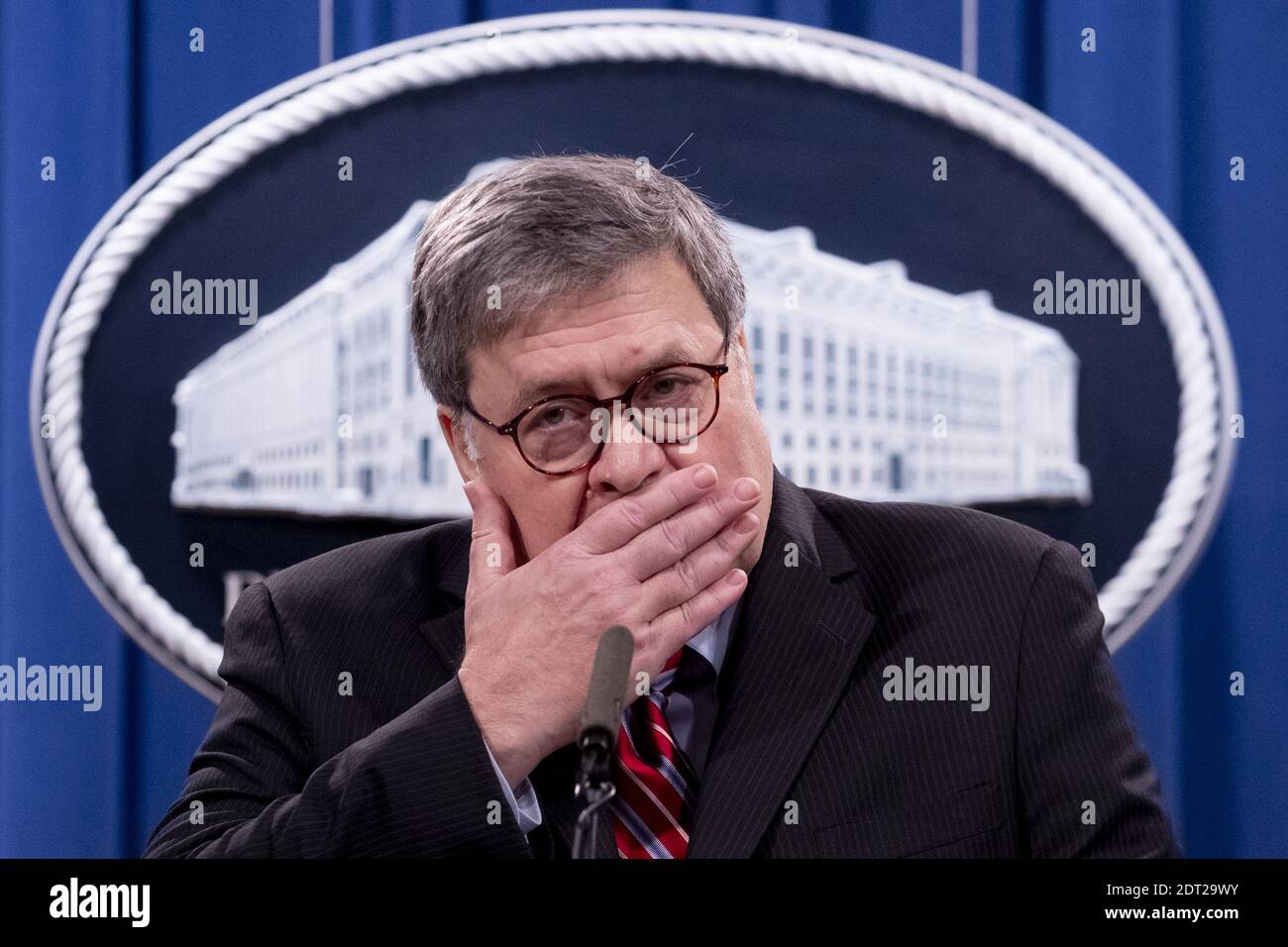 Washington, Stati Uniti. 21 Dic 2020. Il procuratore generale degli Stati Uniti William Barr partecipa a una conferenza stampa per fornire un aggiornamento sulle indagini sul bombardamento terroristico di Pan am volo 103 in occasione del 32° anniversario dell'attacco, presso il Dipartimento di Giustizia degli Stati Uniti a Washington, DC, il 21 dicembre 2020. Il bombardamento del volo Pan Am 103 avvenne il 21 dicembre 1988, uccidendo tutte le 259 persone sull'aereo e undici sul terreno. Foto in piscina di Michael Reynolds/UPI Credit: UPI/Alamy Live News Foto Stock