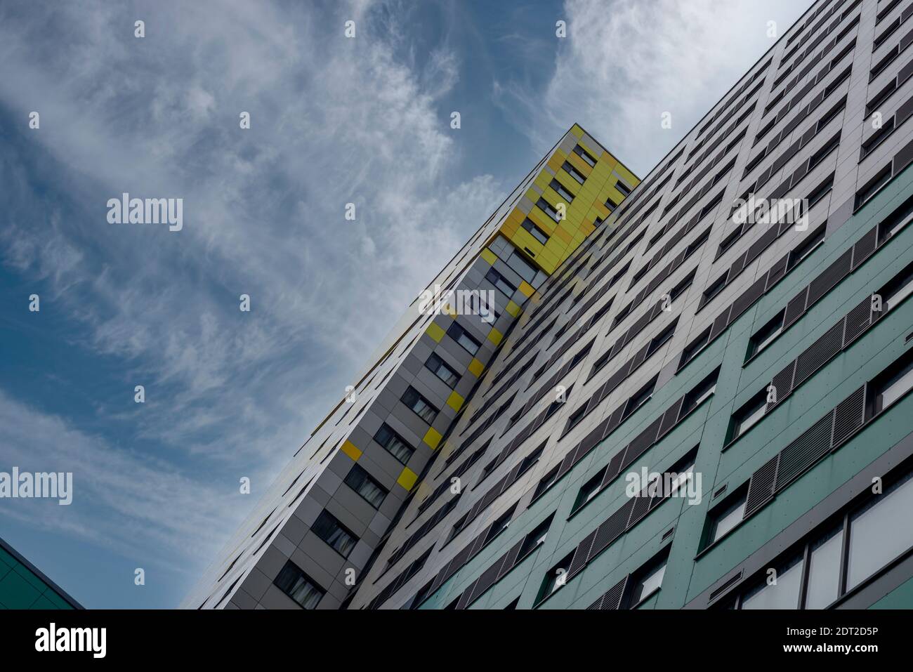 Moderno alloggio per studenti alla Portsmouth University, guardando verso il cielo. Foto Stock