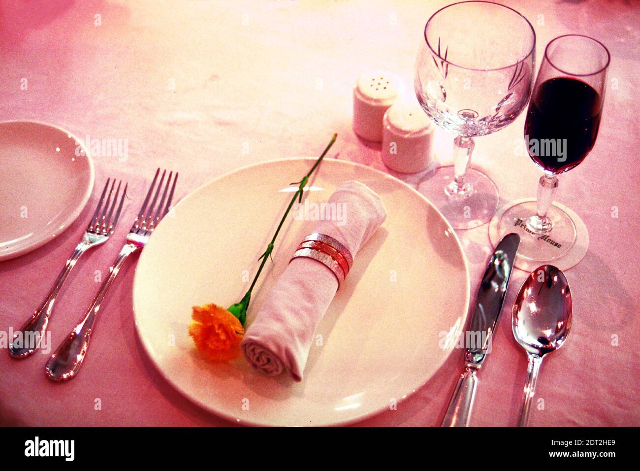 Elementi per la prima colazione - piatto, folk, vetro, cucchiaio per salotto, soggiorno, menù alberghi, ristorante, opuscolo, opuscolo, stampa - elettronica media... Foto Stock