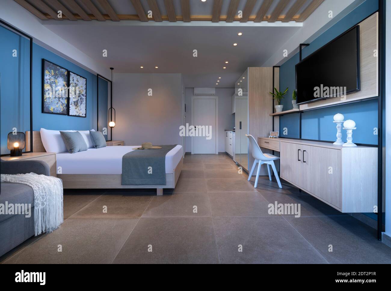 Piccolo monolocale interno blu moderno con camera da letto, cucina, soggiorno in camera singola. Hotel moderno in stile loft scandinavo con w Foto Stock