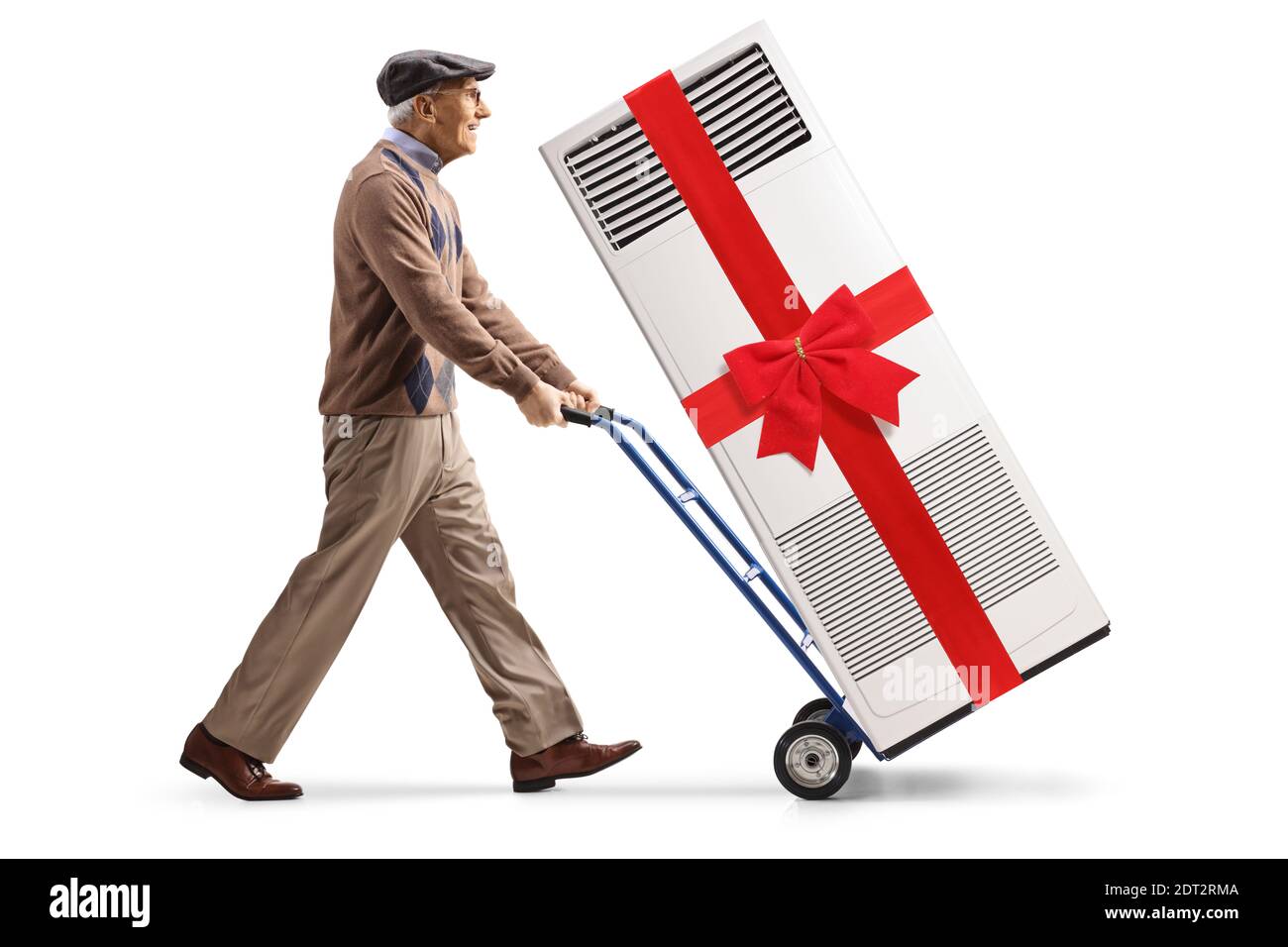Uomo anziano che spinge un'unità di aria condizionata con un rosso nastro su un carrello a mano isolato su sfondo bianco Foto Stock