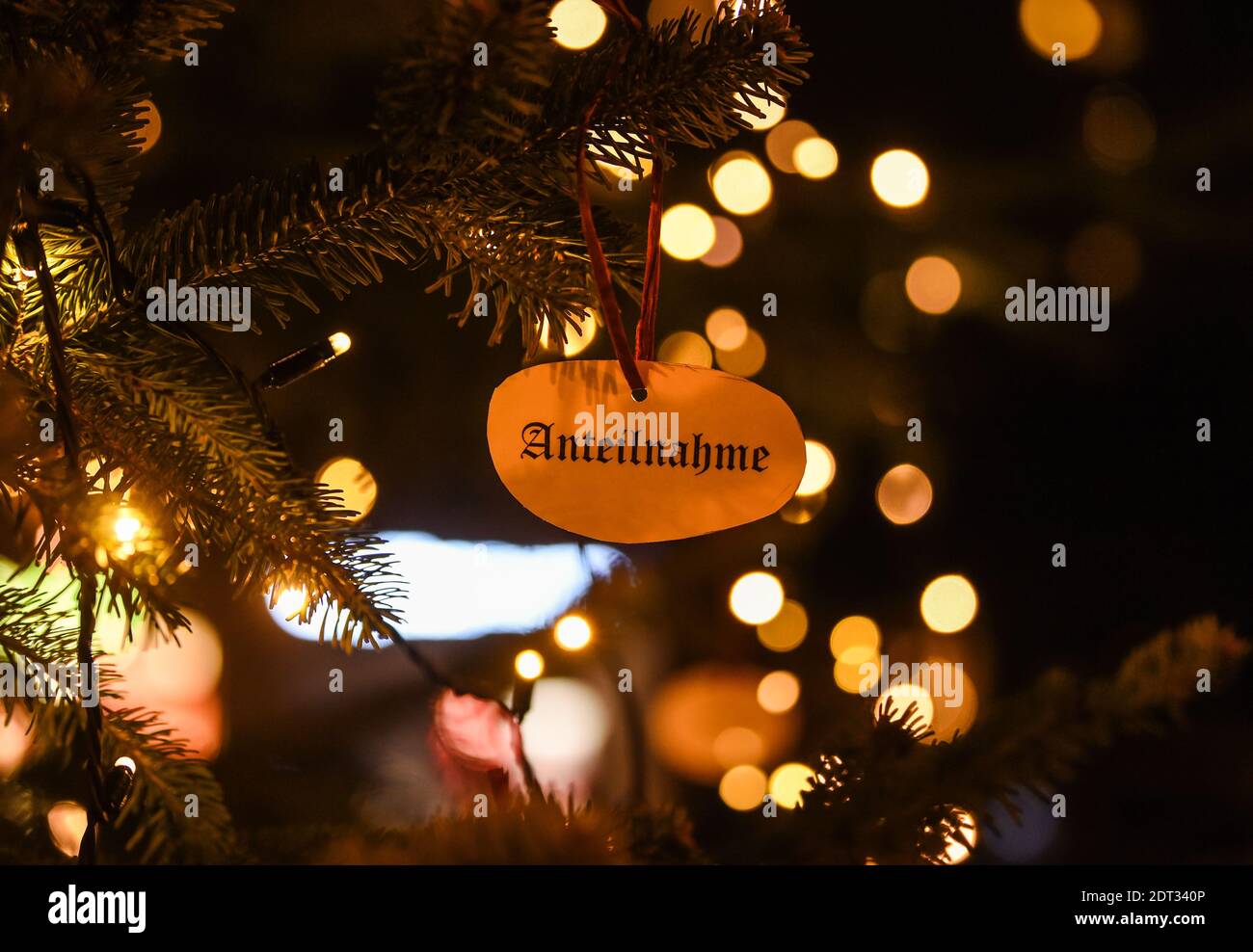 Berlino, Germania. 21 Dic 2020. Una carta con l'iscrizione 'Sympathy' è appesa su un albero di Natale sulla piazza del mercato di Friedrichshagen. Credit: Kira Hofmann/dpa-Zentralbild/dpa/Alamy Live News Foto Stock