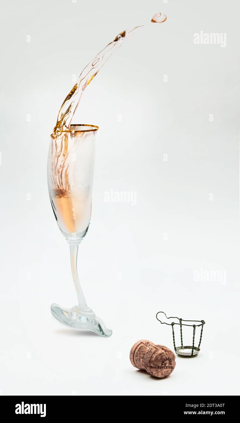 Una visione cartoonesca di un bicchiere di spumante o di champagne, perdendo il suo equilibrio (a causa di un consumo eccessivo) ...isolato. Spazio di copia. Foto Stock