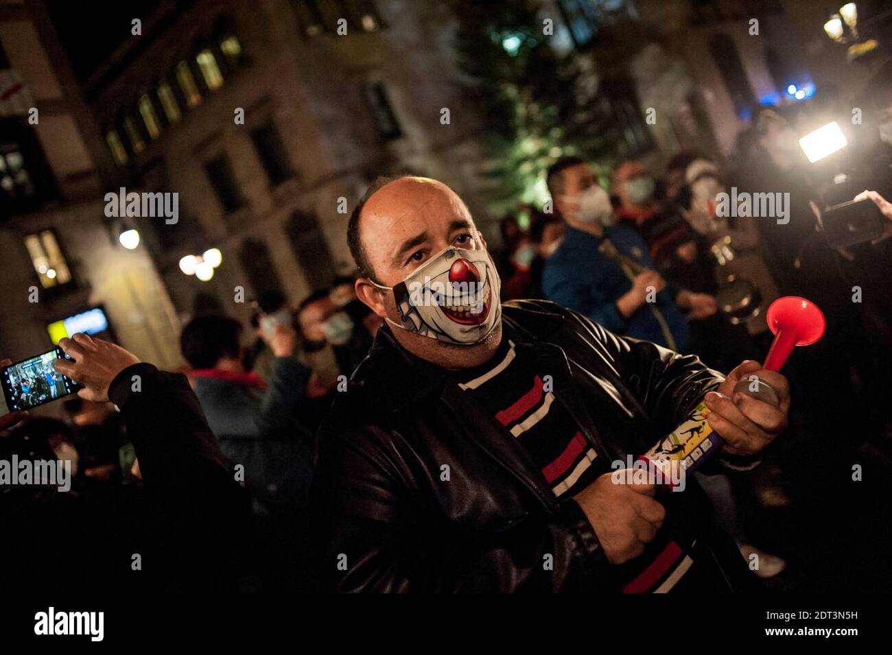 Barcellona, Spagna. 21 Dic 2020. A Barcellona la gente partecipa a una protesta di lavoratori di bar e ristoranti e proprietari contro la decisione del governo regionale catalano di reimporre misure restrittive per rallentare la diffusione del coronavirus terza ondata. Credit: Jordi Boixareu/Alamy Live News Foto Stock