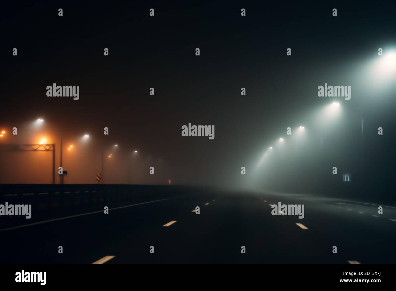 Vuoto illuminato da luci della città strada foggy di notte in tempo nebbioso. Foto Stock