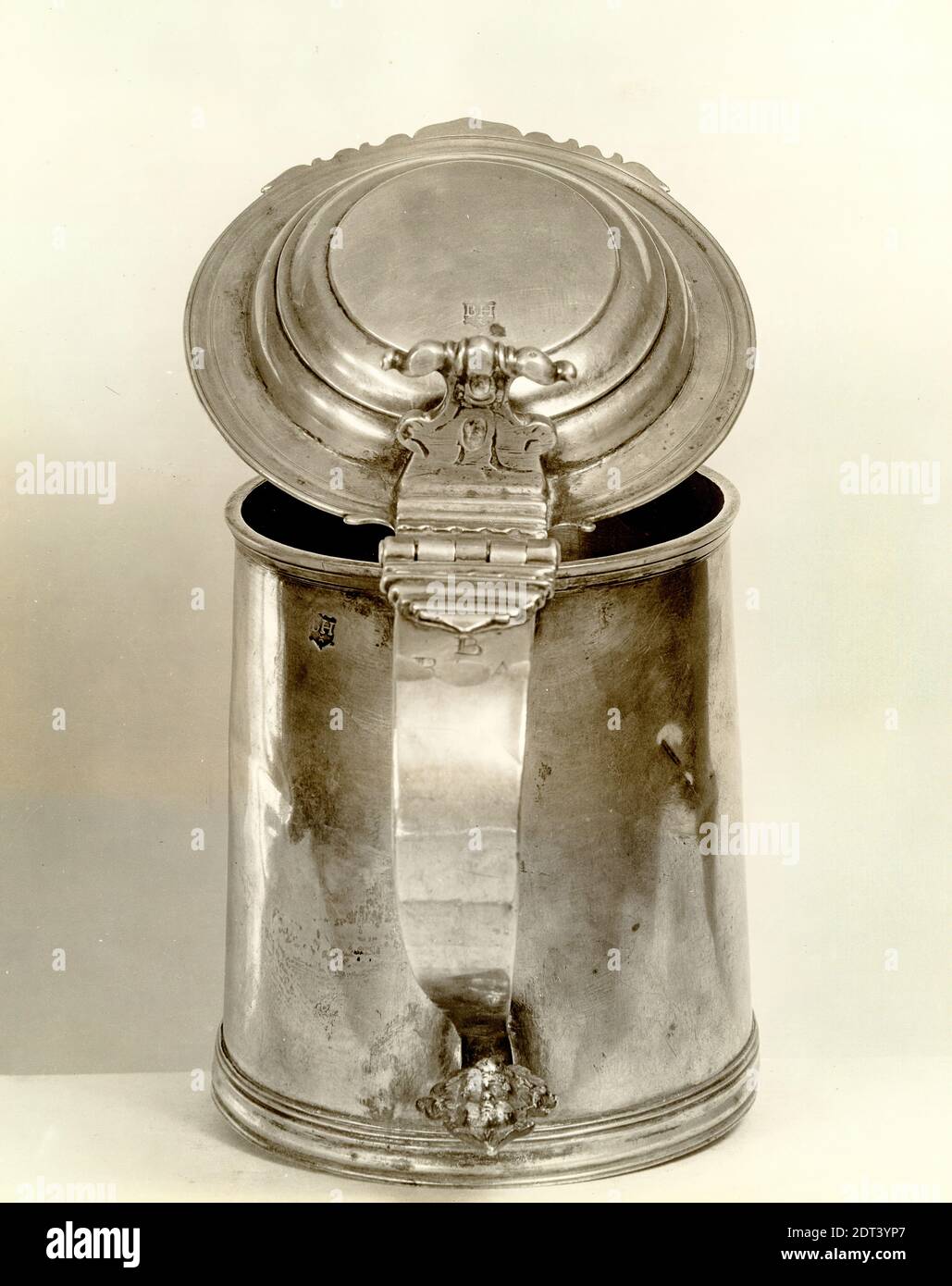 Produttore: Benjamin Hiller, americano, 1688–1745, Tankard, ca. 1715–25, argento, 6 1/2 pollici (16.5 cm), made in Boston, Massachusetts, American, 18 ° secolo, Containers - metalli Foto Stock