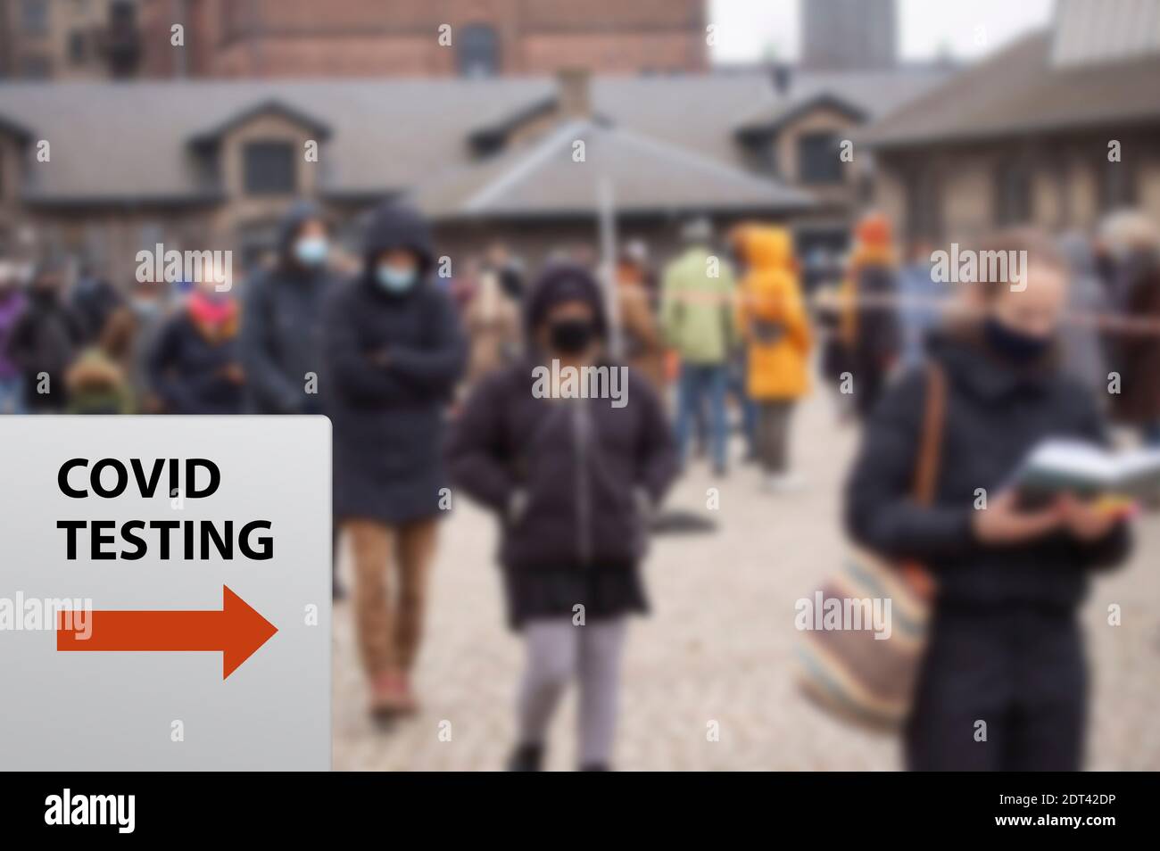 Le persone in attesa di fila si sono accodate per lo screening sanitario per il test Coronavirus Covid-19 o per il vaccino presso il centro di test. Immagine sfocata con messa a fuoco selettiva. Foto Stock