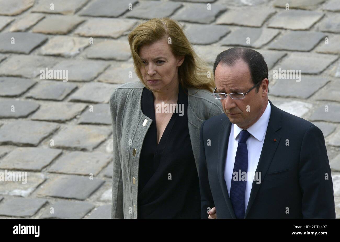 L'ultima edizione del settimanale tabloid Closer presenta sette pagine di rivelazioni e foto sul presunto affare del presidente Hollande con Julie Gayet. La sig.ra Gayet, 41 anni, è un'attrice televisiva e cinematografica apparsa in più di 50 film. Voci del loro rapporto presunto sono circolanti sul Internet per molti mesi. Il presidente francese Francois Hollande dice che sta pensando di citare in giudizio la rivista. File photo : il presidente francese Francois Hollande e il suo partner Valerie Trierweiler durante un tributo al defunto primo ministro francese Pierre Mauroy all'Hotel des Invali Foto Stock