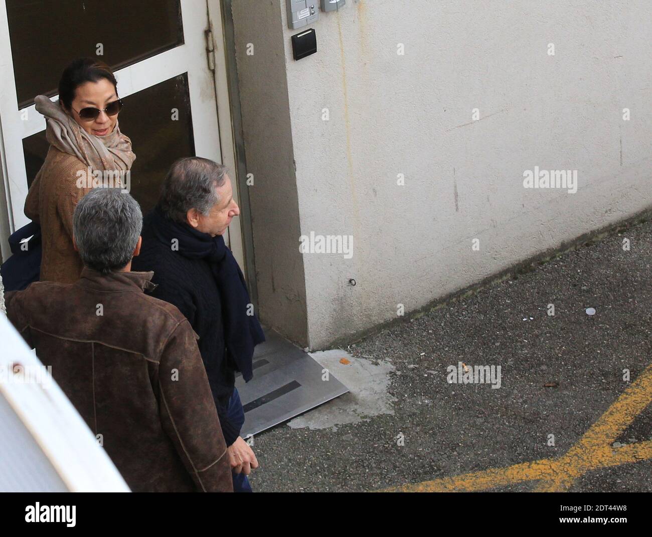Il presidente della Federazione Internazionale dell'Automobile (FIA) Jean Todt e sua moglie, l'attrice Michelle Yeoh, lasciano l'ospedale 'Centre Hospitalier Universitaire' (CHU) a Grenoble, vicino alle Alpi francesi, Francia, 1 gennaio 2014. Secondo l'ospedale di Grenoble, Michael Schumacher, pilota tedesco di Formula uno è ancora in condizioni critiche, dopo essere stato sottoposto ad un intervento chirurgico di emergenza dopo essere stato ricoverato in coma con un trauma cranico a seguito di un incidente di sci a Meribel. Foto di Vincent Dargent/ABACAPRESS.COM Foto Stock