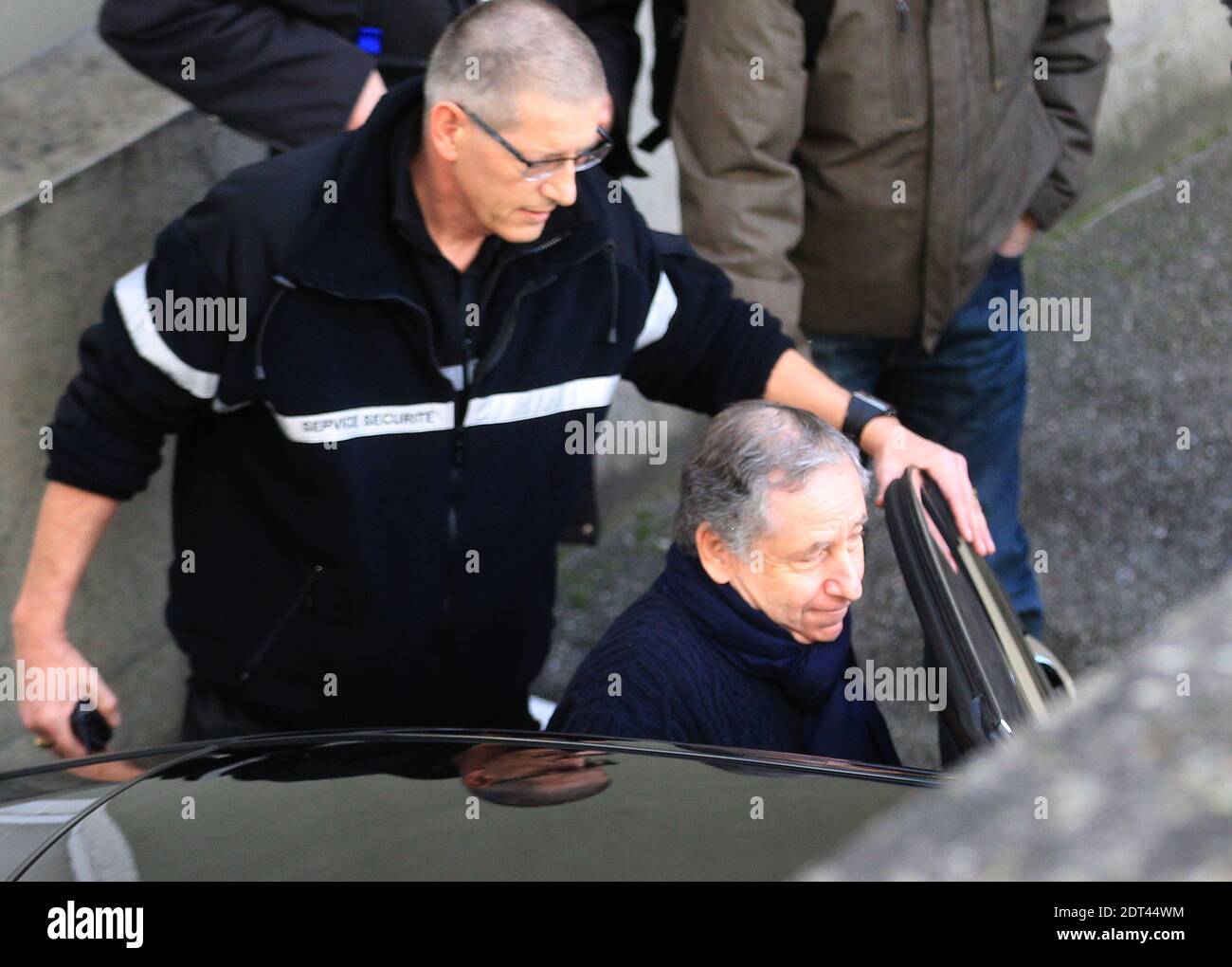 Il presidente della Federazione Internazionale dell'Automobile (FIA) Jean Todt e sua moglie, l'attrice Michelle Yeoh, lasciano l'ospedale 'Centre Hospitalier Universitaire' (CHU) a Grenoble, vicino alle Alpi francesi, Francia, 1 gennaio 2014. Secondo l'ospedale di Grenoble, Michael Schumacher, pilota tedesco di Formula uno è ancora in condizioni critiche, dopo essere stato sottoposto ad un intervento chirurgico di emergenza dopo essere stato ricoverato in coma con un trauma cranico a seguito di un incidente di sci a Meribel. Foto di Vincent Dargent/ABACAPRESS.COM Foto Stock