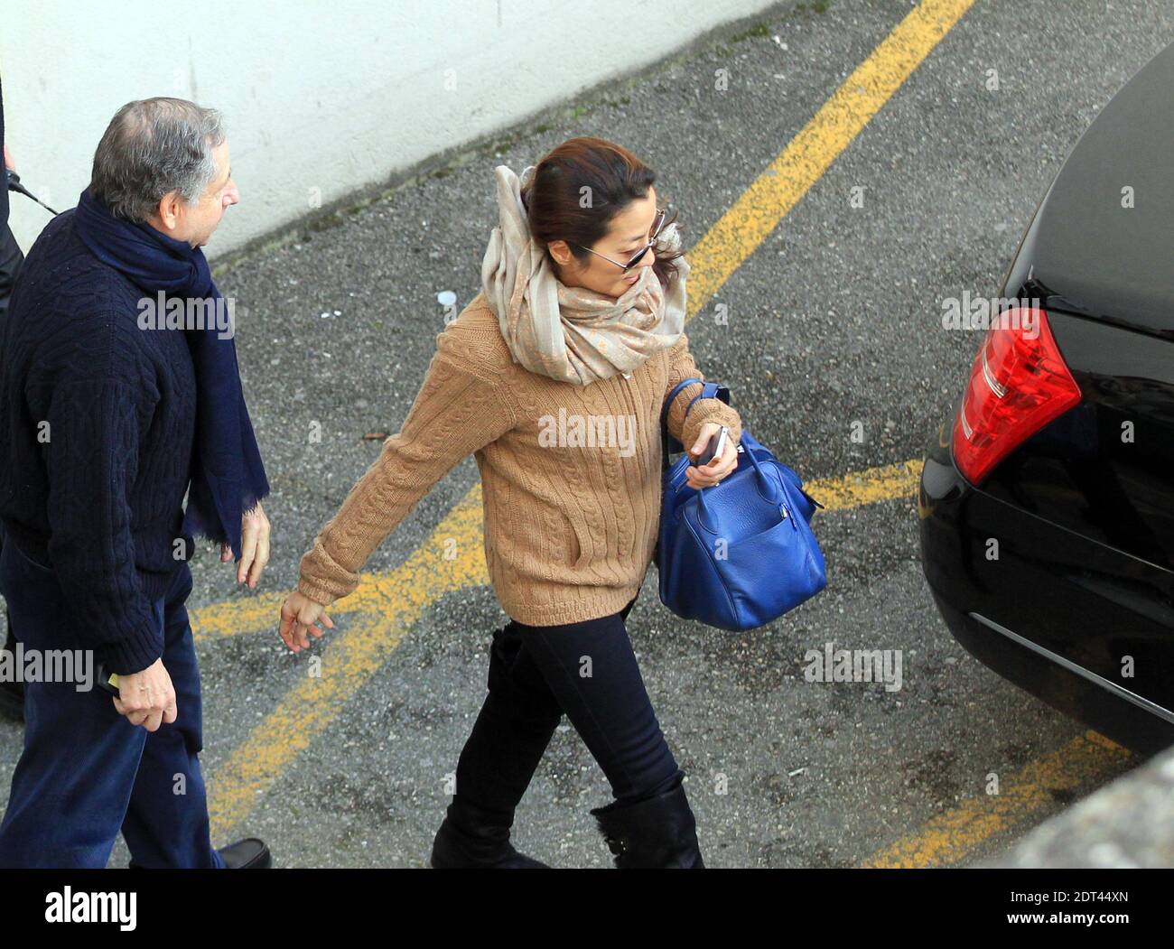 Il presidente della Federazione Internazionale dell'Automobile (FIA) Jean Todt e sua moglie, l'attrice Michelle Yeoh, lasciano l'ospedale 'Centre Hospitalier Universitaire' (CHU) a Grenoble, vicino alle Alpi francesi, Francia, 1 gennaio 2014. Secondo l'ospedale di Grenoble, Michael Schumacher, pilota tedesco di Formula uno è ancora in condizioni critiche, dopo essere stato sottoposto ad un intervento chirurgico di emergenza dopo essere stato ricoverato in coma con un trauma cranico a seguito di un incidente di sci a Meribel. Foto di Vincent Dargent/ABACAPRESS.COM Foto Stock