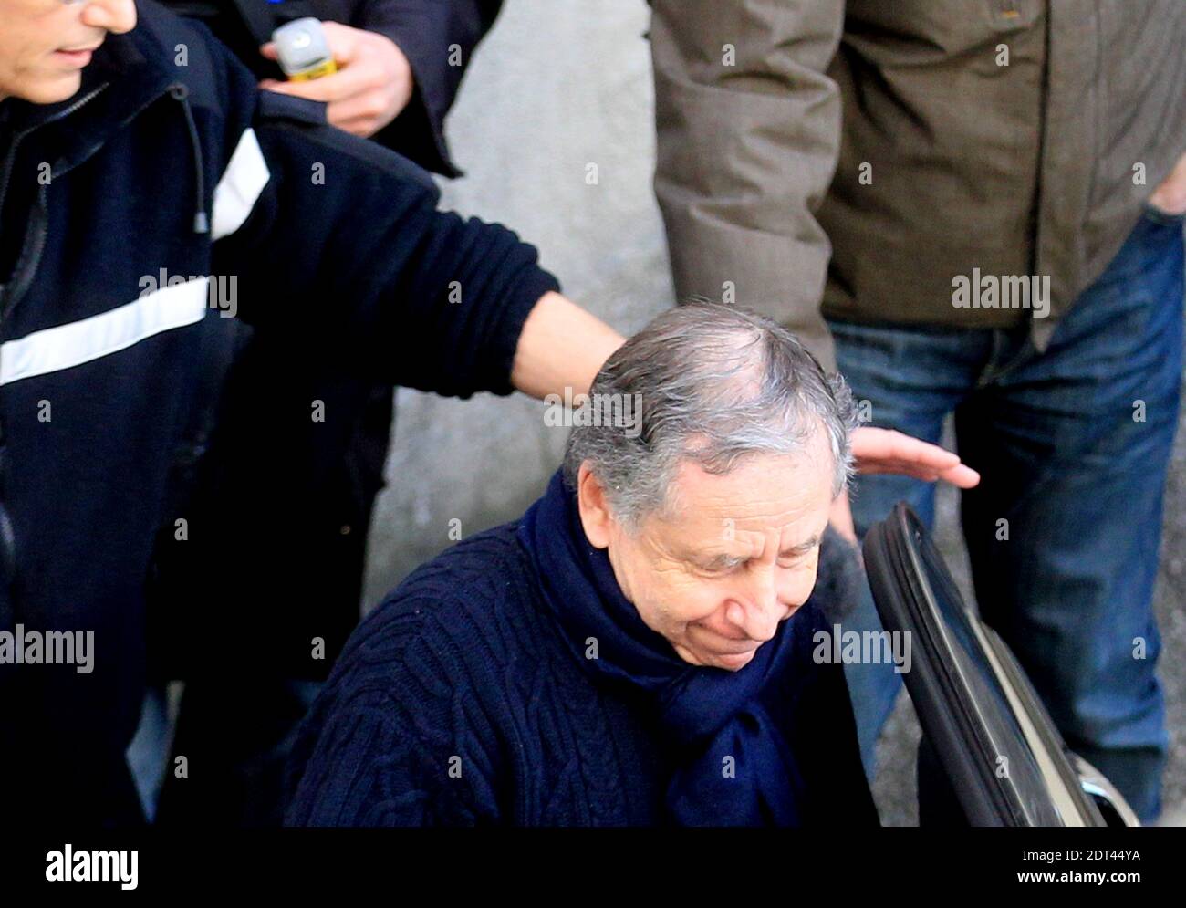 Il presidente della Federazione Internazionale dell'Automobile (FIA) Jean Todt e sua moglie, l'attrice Michelle Yeoh, lasciano l'ospedale 'Centre Hospitalier Universitaire' (CHU) a Grenoble, vicino alle Alpi francesi, Francia, 1 gennaio 2014. Secondo l'ospedale di Grenoble, Michael Schumacher, pilota tedesco di Formula uno è ancora in condizioni critiche, dopo essere stato sottoposto ad un intervento chirurgico di emergenza dopo essere stato ricoverato in coma con un trauma cranico a seguito di un incidente di sci a Meribel. Foto di Vincent Dargent/ABACAPRESS.COM Foto Stock