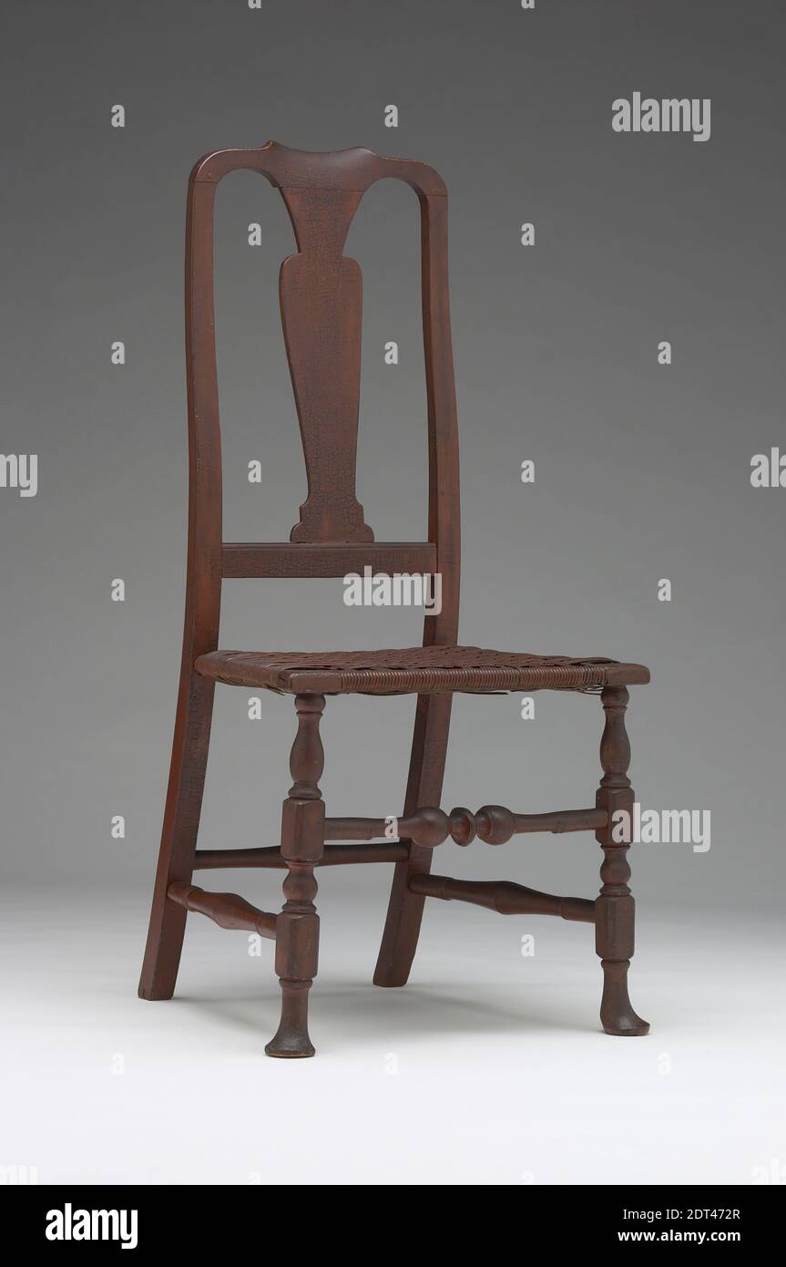 Sedia laterale, acero, betulla, 40 1/8 × 13 7/8 × 14 pollici (101.9 × 35.2 × 35.6 cm), rispetto alle sedie i cui sostegni sono spindle-girati su un tornio, i sostegni di questa sedia sono stati segati fuori. Questo metodo di fabbricazione ha permesso al presidente di replicare il profilo a serpentina delle più costose sedie di noce nero della metà del XVIII secolo. Questa sedia appartiene ad un gruppo che condivide caratteristiche distintive, tra cui i bordi smussati sugli angoli delle gambe anteriori, il collare in cima ai piedi anteriori, e le creste e le scanalature al centro delle barelle laterali e posteriori. Foto Stock